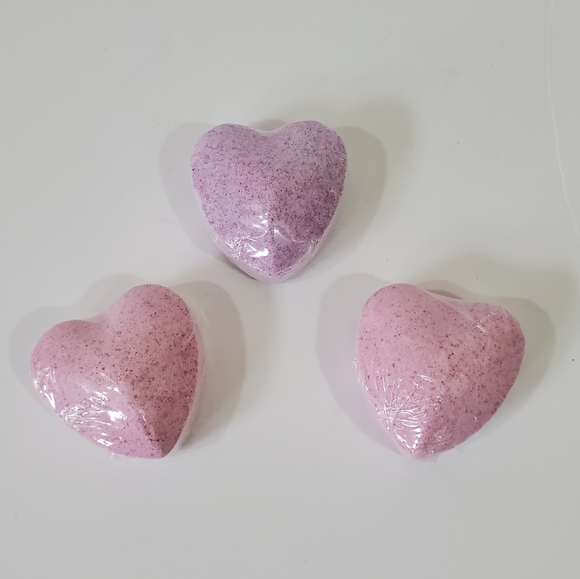 Bath set- bath towel, two washcloths and three heart shaped bath bombs NWT - Picture 3 of 8